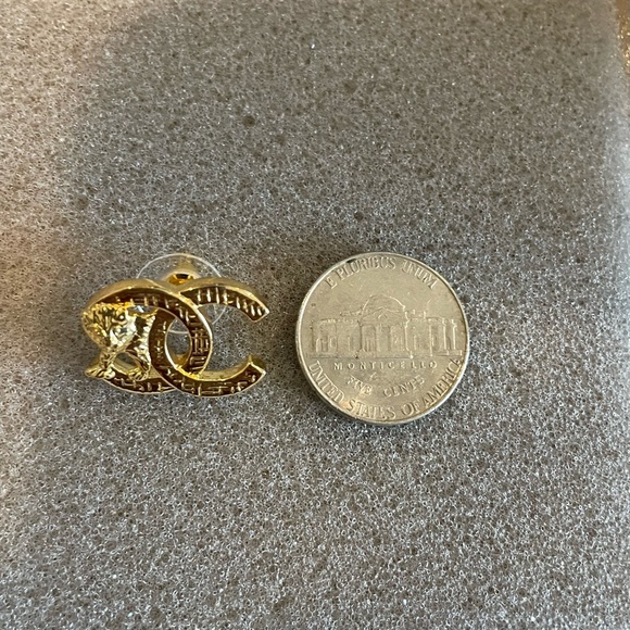 CHANEL Earrings CC Lion Motif 🦁 - Picture 9 of 10